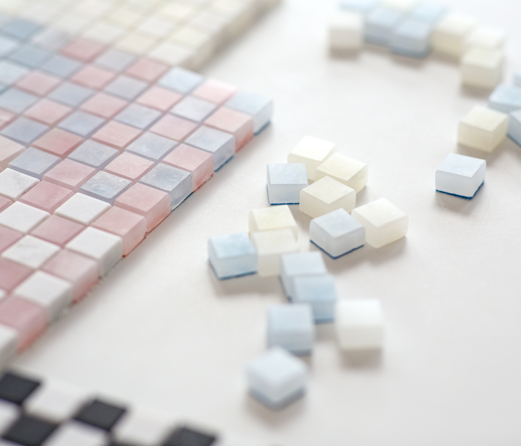 Mosaïque artisanale Karva en marbre naturel avec motifs géométriques