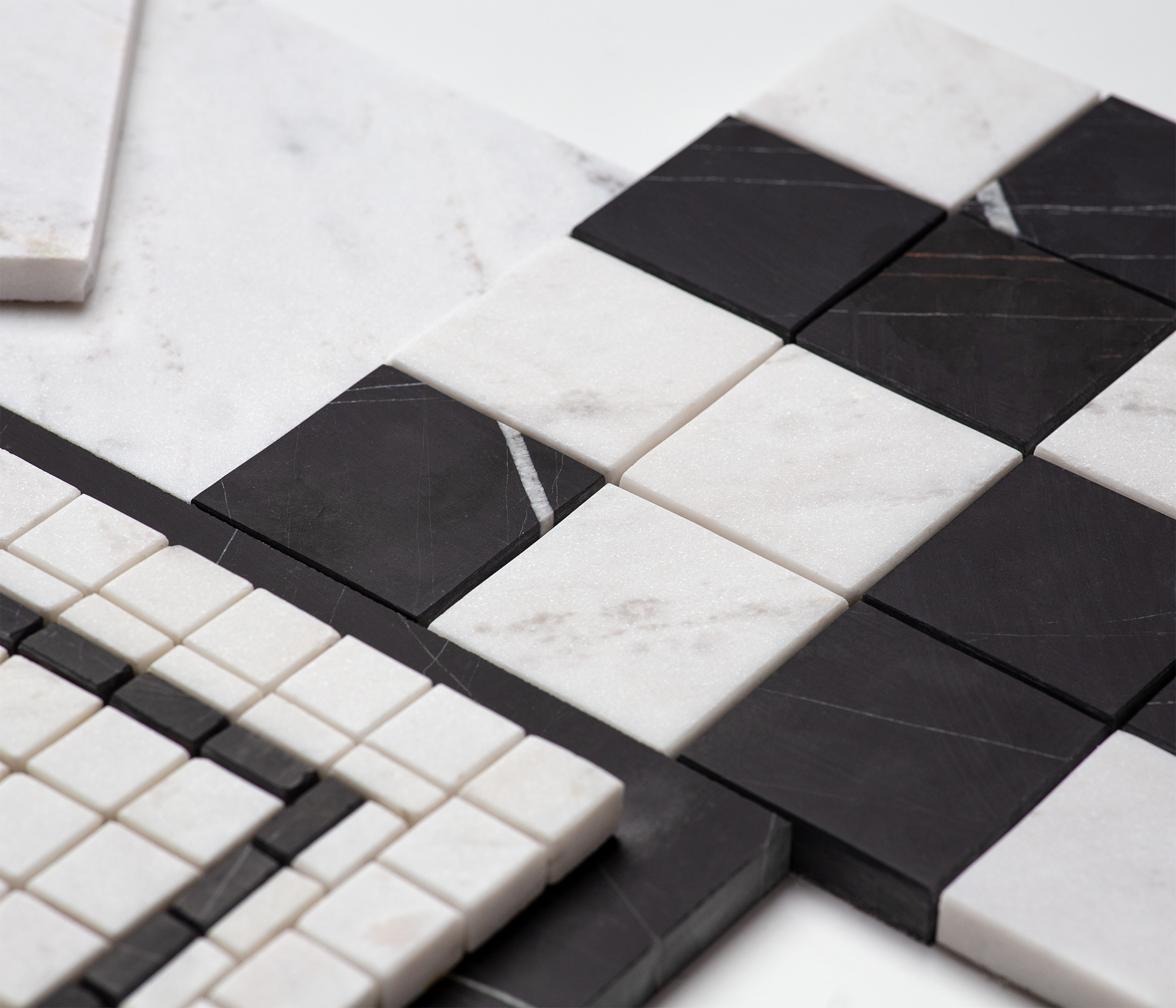 Mosaïque de marbre noir et blanc avec motifs géométriques